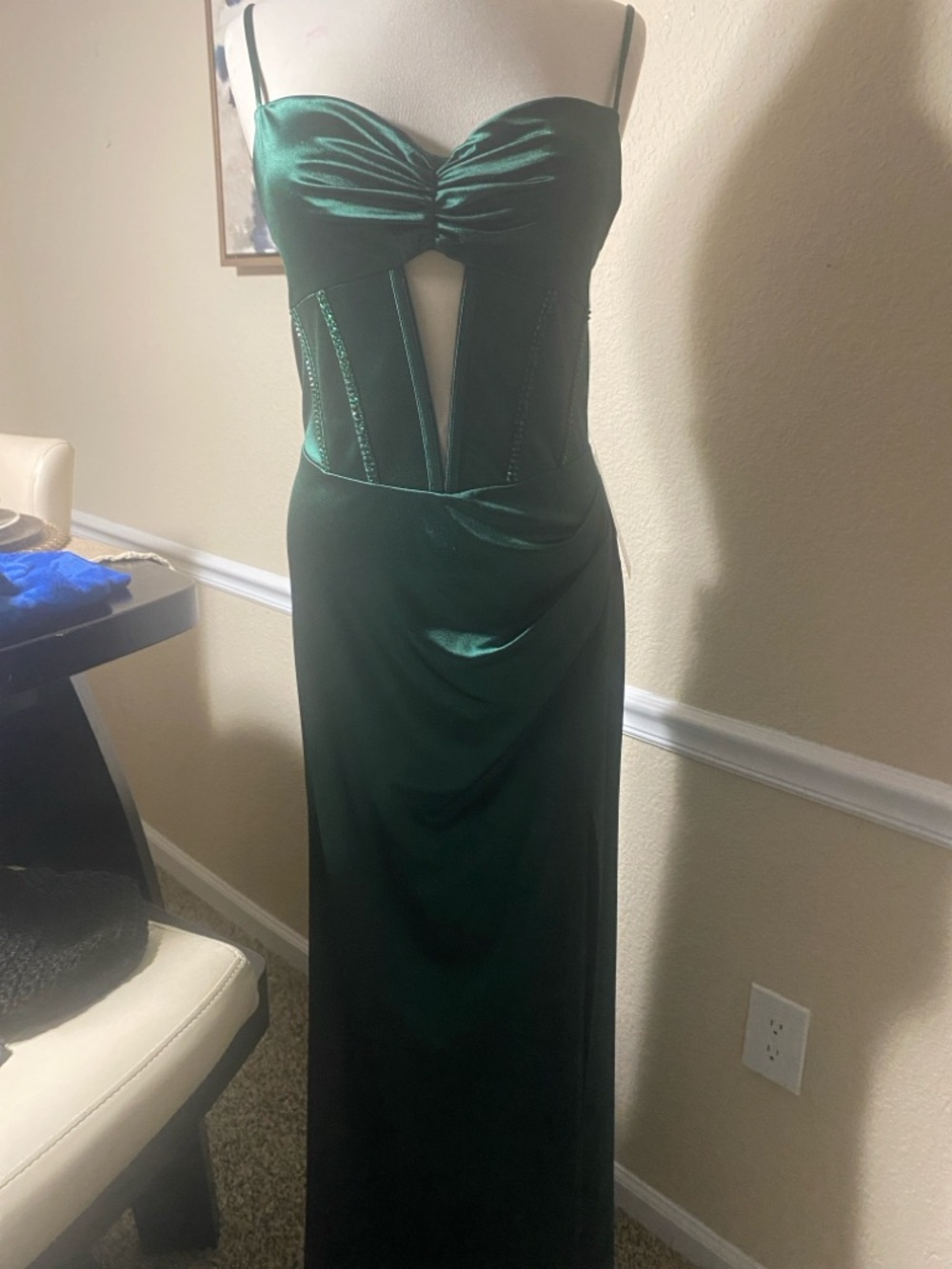 Elegant Emerald Green Satin Evening Dress with Cutout Bodice